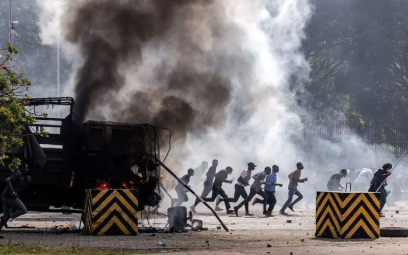 Presiden Kenya Batalkan Kenaikan Pajak Usai Demo Besar-besaran dan Parlemen Dibakar
